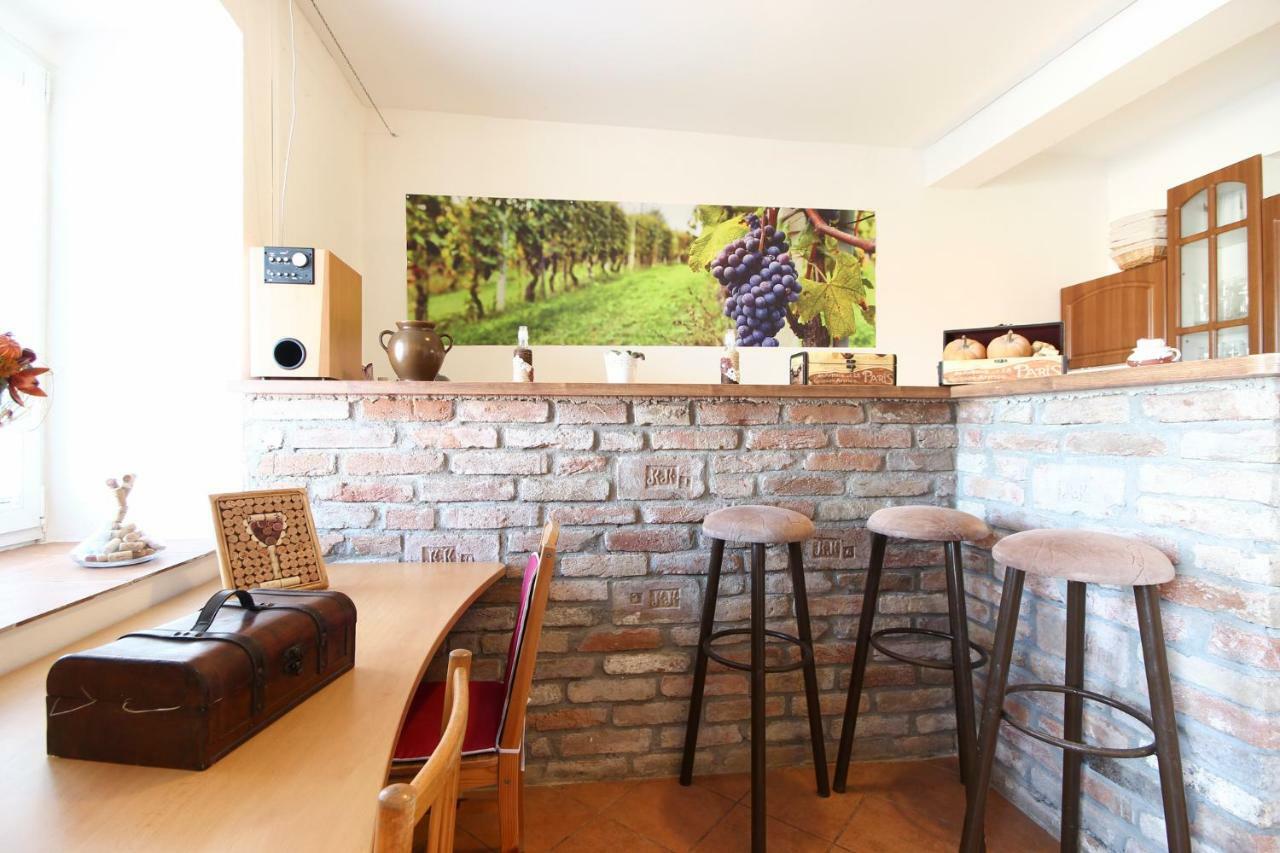 Penzion Bazen Vino Sklep U Palecku Zaječí Esterno foto