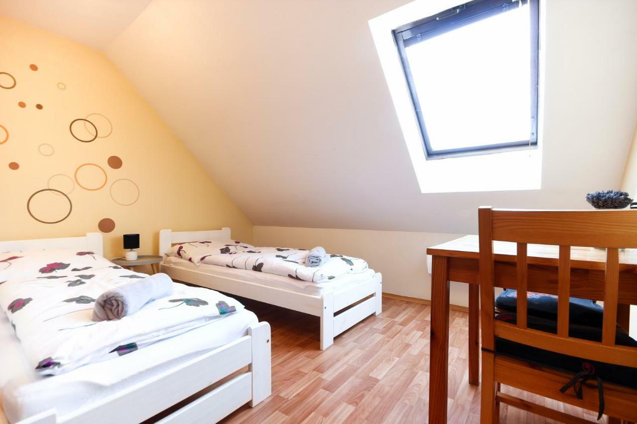 Penzion Bazen Vino Sklep U Palecku Zaječí Esterno foto
