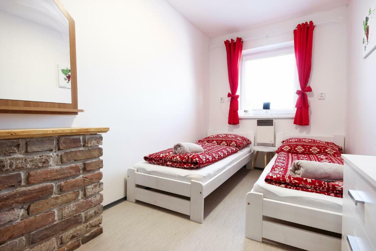 Penzion Bazen Vino Sklep U Palecku Zaječí Esterno foto