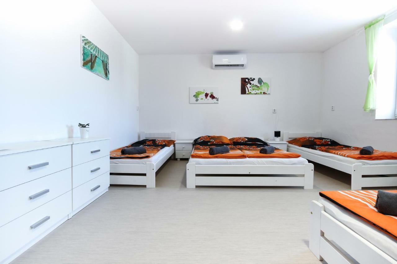 Penzion Bazen Vino Sklep U Palecku Zaječí Esterno foto