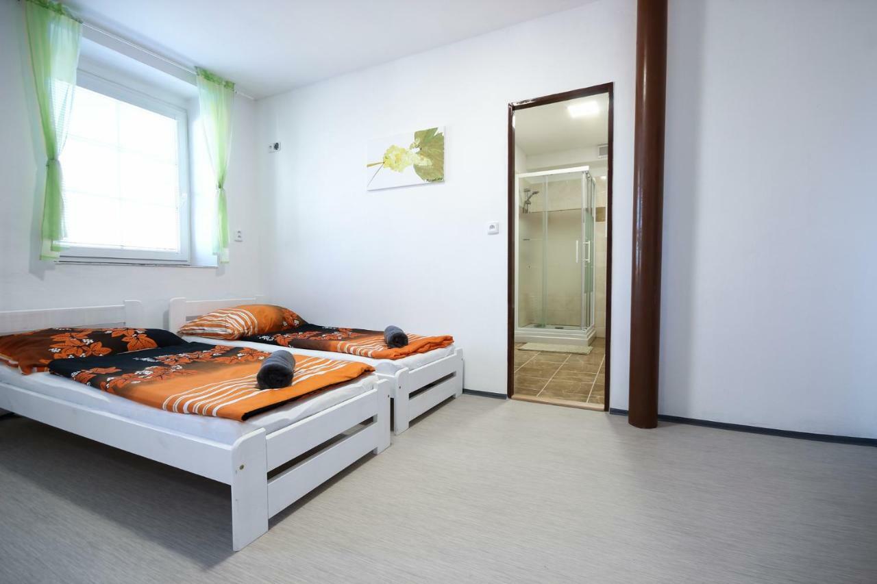 Penzion Bazen Vino Sklep U Palecku Zaječí Esterno foto
